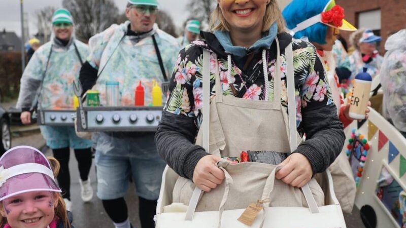 Rosenmontagszug 2026 in Gustorf: Hunderte Jecke trotzen dem Regen mit kreativen Kostümen