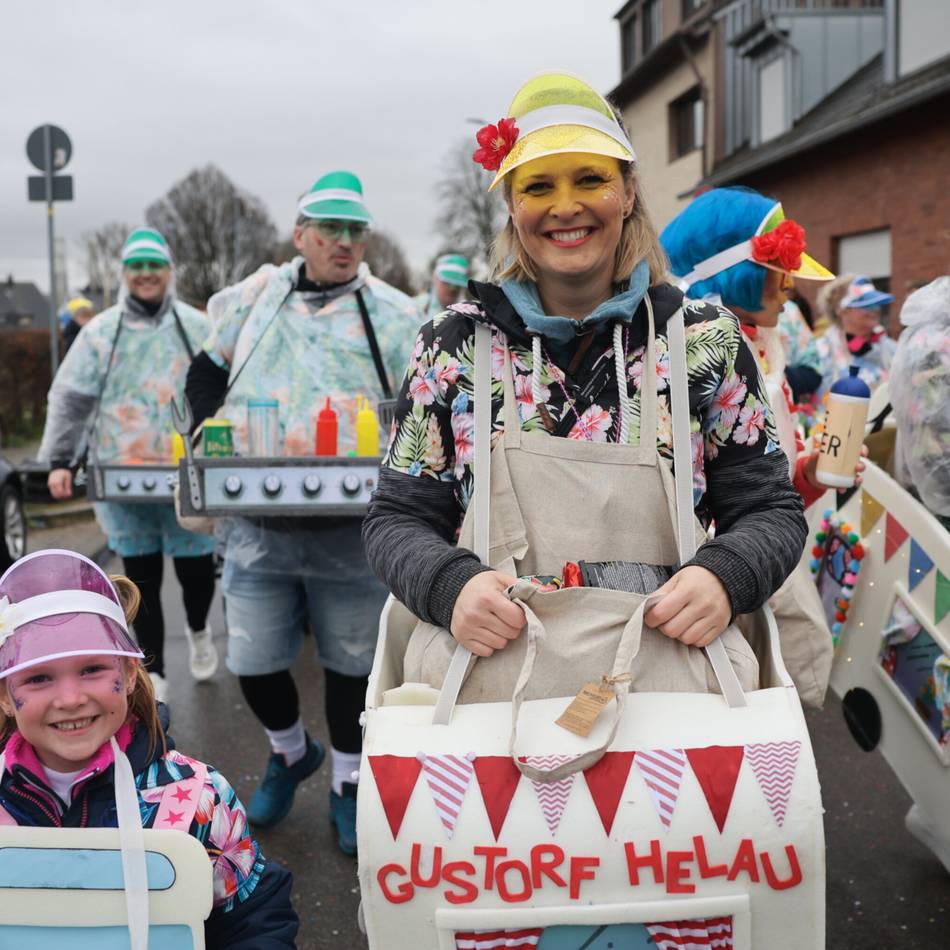 Rosenmontagszug 2026 in Gustorf: Hunderte Jecke trotzen dem Regen mit kreativen Kostümen