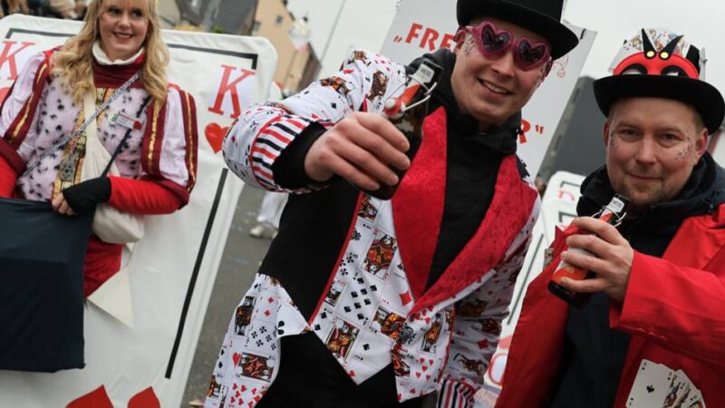 Karneval in Grevenbroich: Von Mexico bis Toy Story – Hunderte Jecken beim Orkener Zug