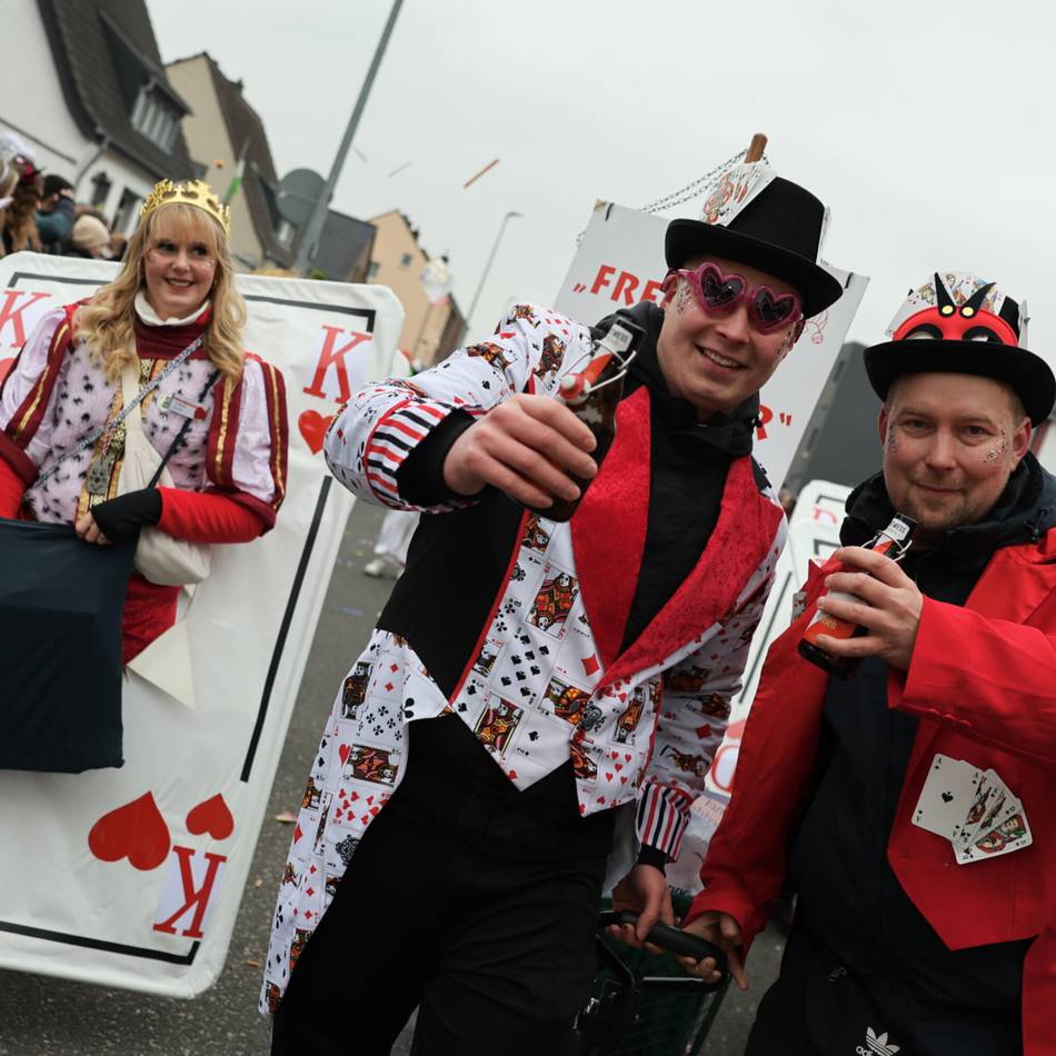 Karneval in Grevenbroich: Von Mexico bis Toy Story – Hunderte Jecken beim Orkener Zug