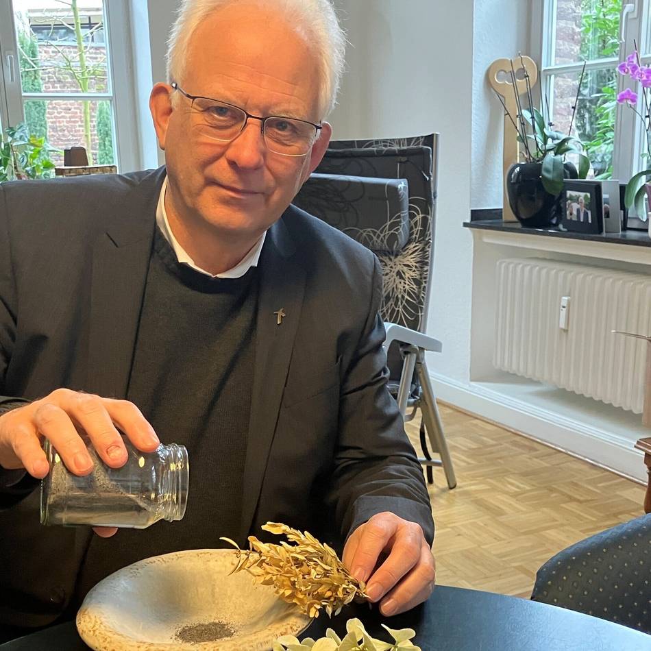 Sich auf das Wesentliche besinnen: Asche aufs Haupt an Aschermittwoch