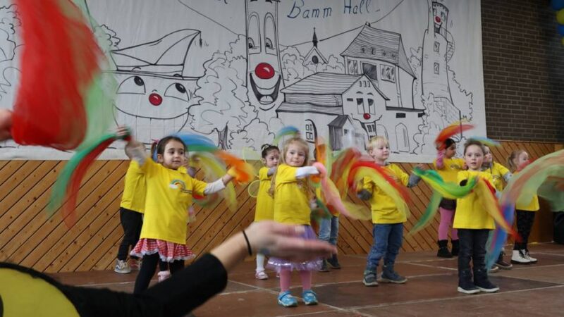 Veranstaltung der Nökercher Jecke: 480 Eltern und Kinder feiern zusammen Karneval in Hochneukirch