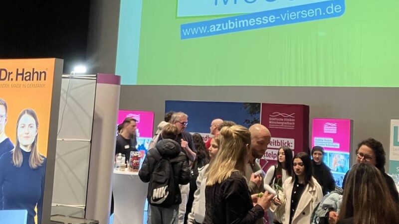 Azubi-Messe in der Stadthalle Viersen: Bürokauffrau bis Bundeswehr – Schüler lernen Berufe kennen
