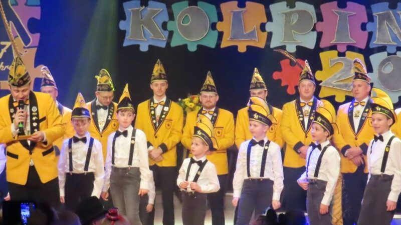 Bunter Abend im Kolping-Karneval: Mini-Elferrat reist per Zeitmaschine durch 77 Jahre