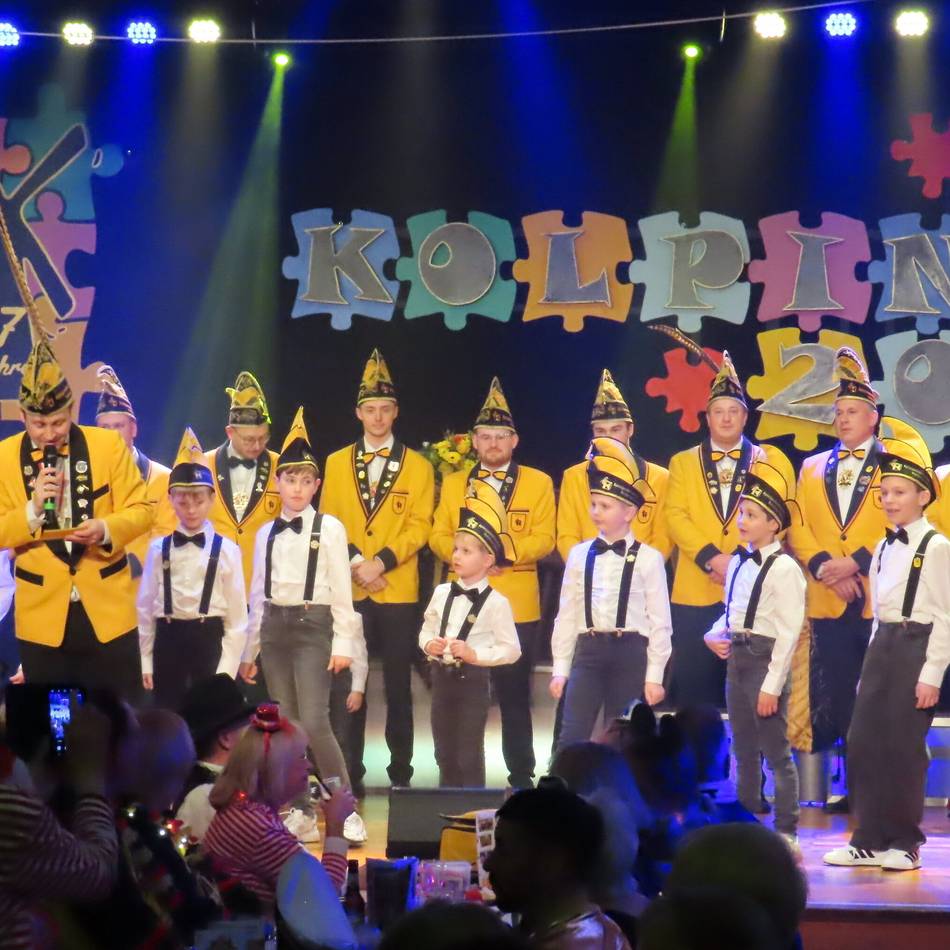 Bunter Abend im Kolping-Karneval: Mini-Elferrat reist per Zeitmaschine durch 77 Jahre