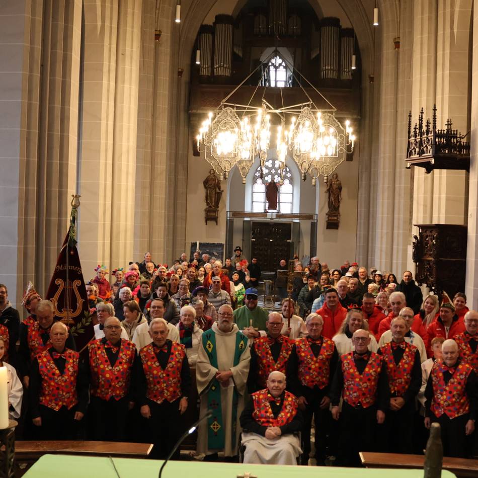 Pfarrkirche in Nieukerk: Karnevalisten und Sänger feiern gemeinsam eine närrische Messe