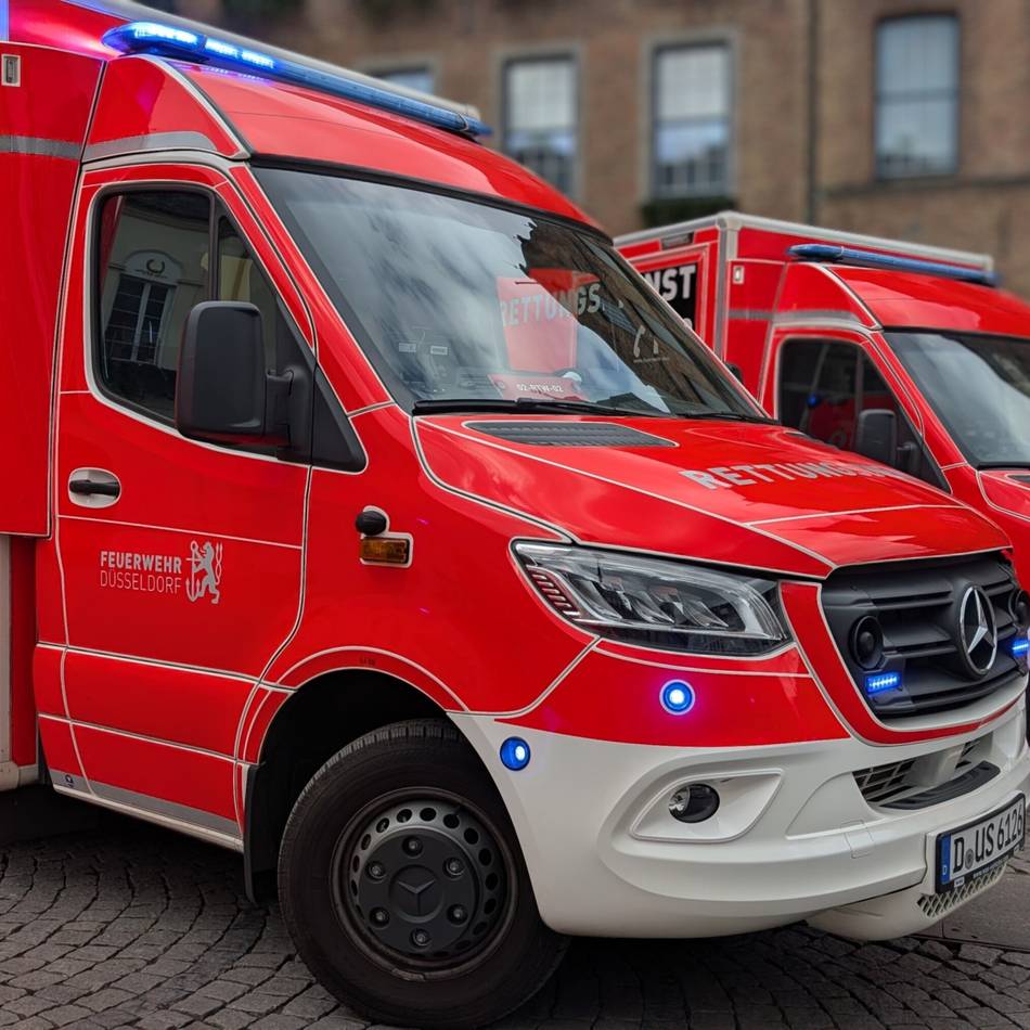 Einsätze in Düsseldorf: Arbeitsreicher Abend für Einsatzkräfte: Auto fährt in Ladenlokal und Verpuffung in Wohnhaus