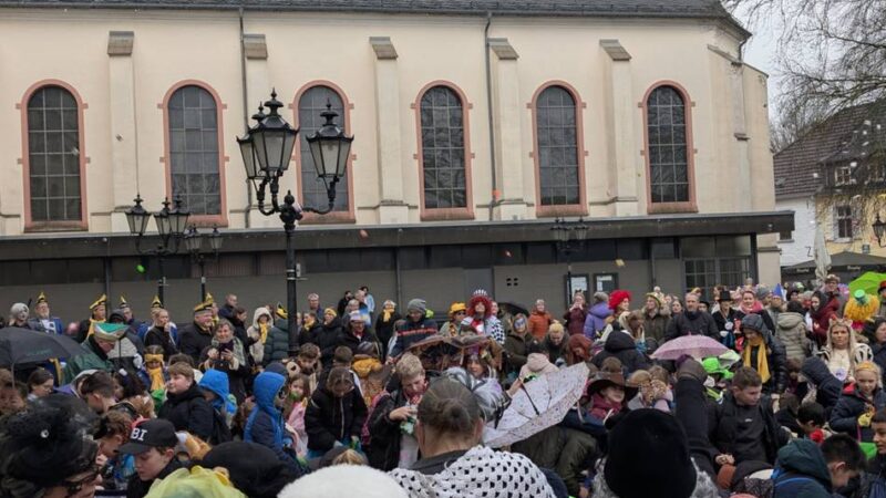 Karneval 2026 in Brüggen: Alte Weiber setzen Bürgermeister Johnen vor die Tür