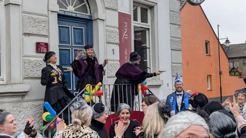 Altweiberfeierlichkeiten in Bracht: Tanzwütige Alte übernehmen Café in Bracht