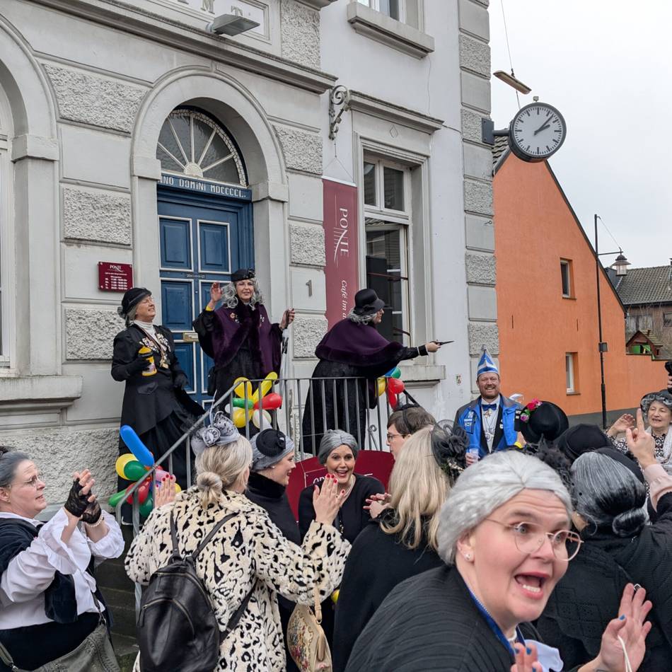 Altweiberfeierlichkeiten in Bracht: Tanzwütige Alte übernehmen Café in Bracht