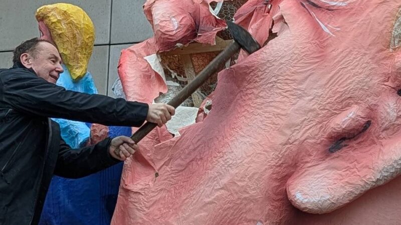 Mottowagen im Karneval 2026: Tilly zertrümmert Putin und Trump mit Vorschlaghammer – „Eigentlich bin ich Humanist“