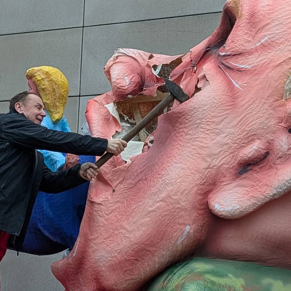 Mottowagen im Karneval 2026: Tilly zertrümmert Putin und Trump mit Vorschlaghammer – „Eigentlich bin ich Humanist“