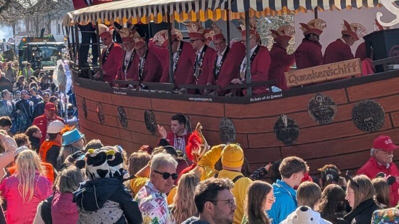 77-jähriges Bestehen der Queekespiere: Jubiläumszug zieht mit mehr als 40 Gruppen durch Keppeln