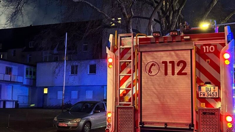 Anwohner müssen Gebäude verlassen: Dachstuhl in Duisburg-Neudorf brennt – eine Person verletzt