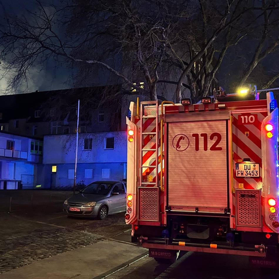 Anwohner müssen Gebäude verlassen: Dachstuhl in Duisburg-Neudorf brennt – eine Person verletzt