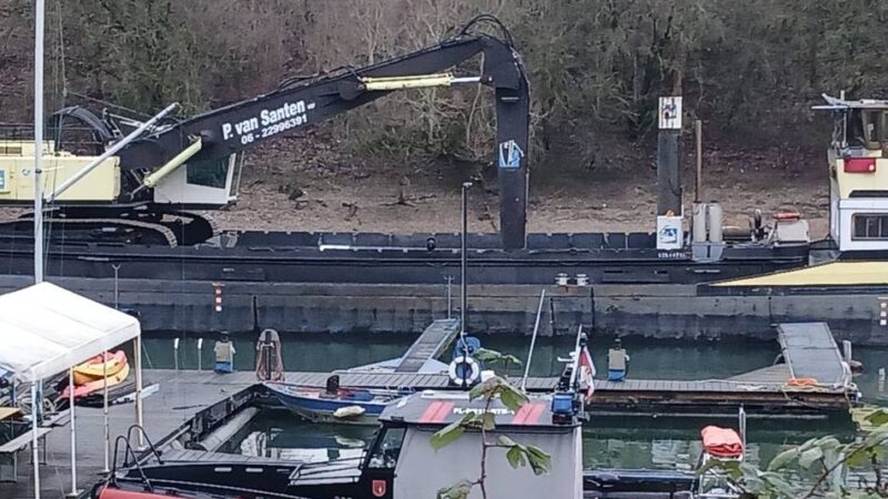 Ausbaggern des Sporthafens in Neuss hat begonnen: Hafenschlamm wird zum Baustoff