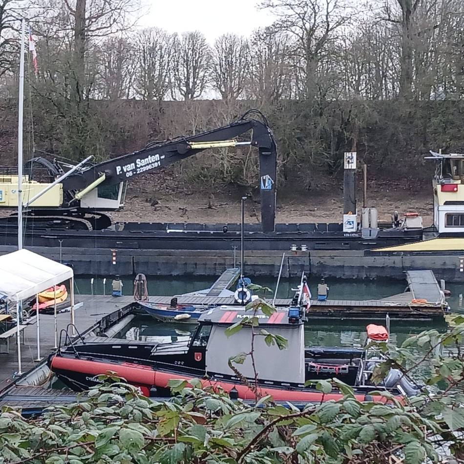 Ausbaggern des Sporthafens in Neuss hat begonnen: Hafenschlamm wird zum Baustoff