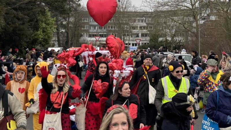 Kinderkarnevalsumzug in Norf: Viele Zaungäste wollen sich dem Umzug anschließen