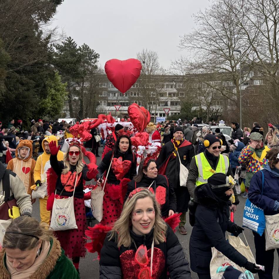 Kinderkarnevalsumzug in Norf: Viele Zaungäste wollen sich dem Umzug anschließen
