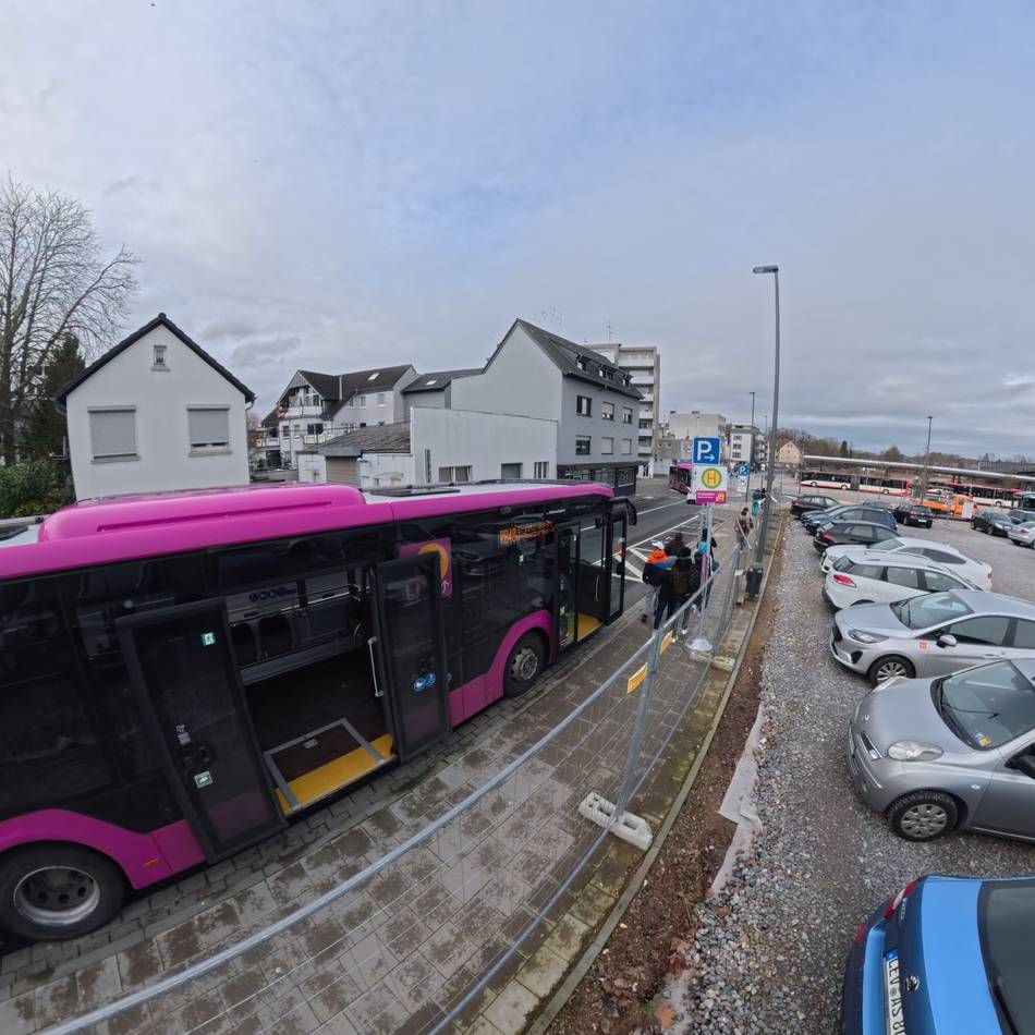 Schienenersatzverkehr in Leverkusen: Irrweg zu den Ersatzbussen – wo geht‘ s denn hier zum Bussteig 14?