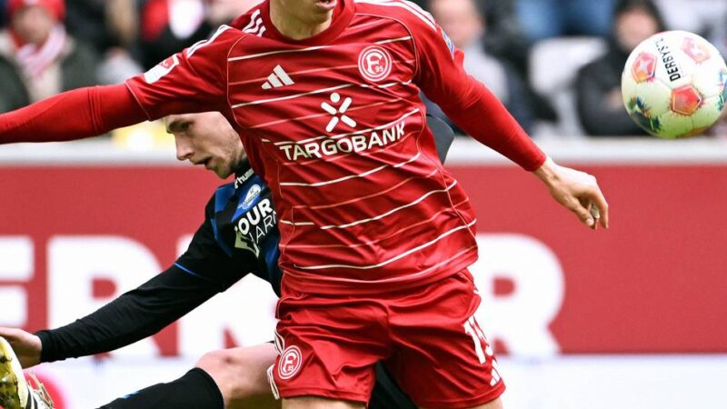 Erst mittellos, dann überlegen: Itten schießt Fortuna in Überzahl zum Sieg gegen Paderborn