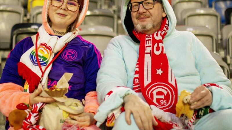 Zweitligist aus Düsseldorf: Im Kostüm in die Arena – so bunt feiern die Fortuna-Fans den Karneval