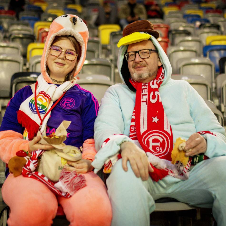 Zweitligist aus Düsseldorf: Im Kostüm in die Arena – so bunt feiern die Fortuna-Fans den Karneval