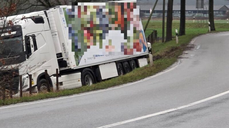 Bergung wohl am Donnerstagmorgen: Lastwagen rutscht bei Schloss Wissen in Weeze in den Graben