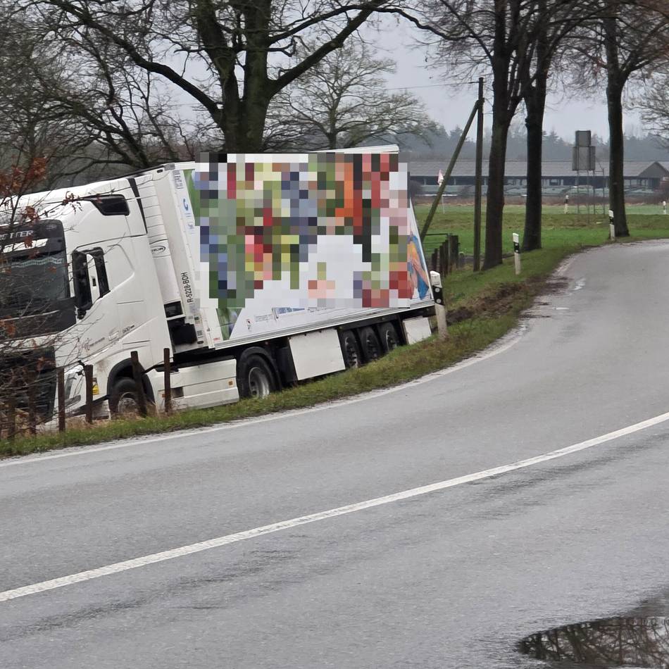 Bergung wohl am Donnerstagmorgen: Lastwagen rutscht bei Schloss Wissen in Weeze in den Graben