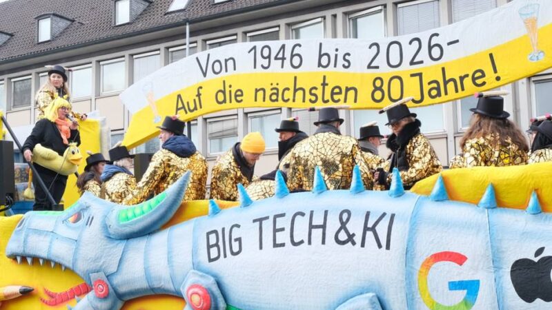 Karneval 2026 in Mönchengladbach: Regenbogen und Gummienten – auf dem RP-Wagen im Veilchendienstagszug