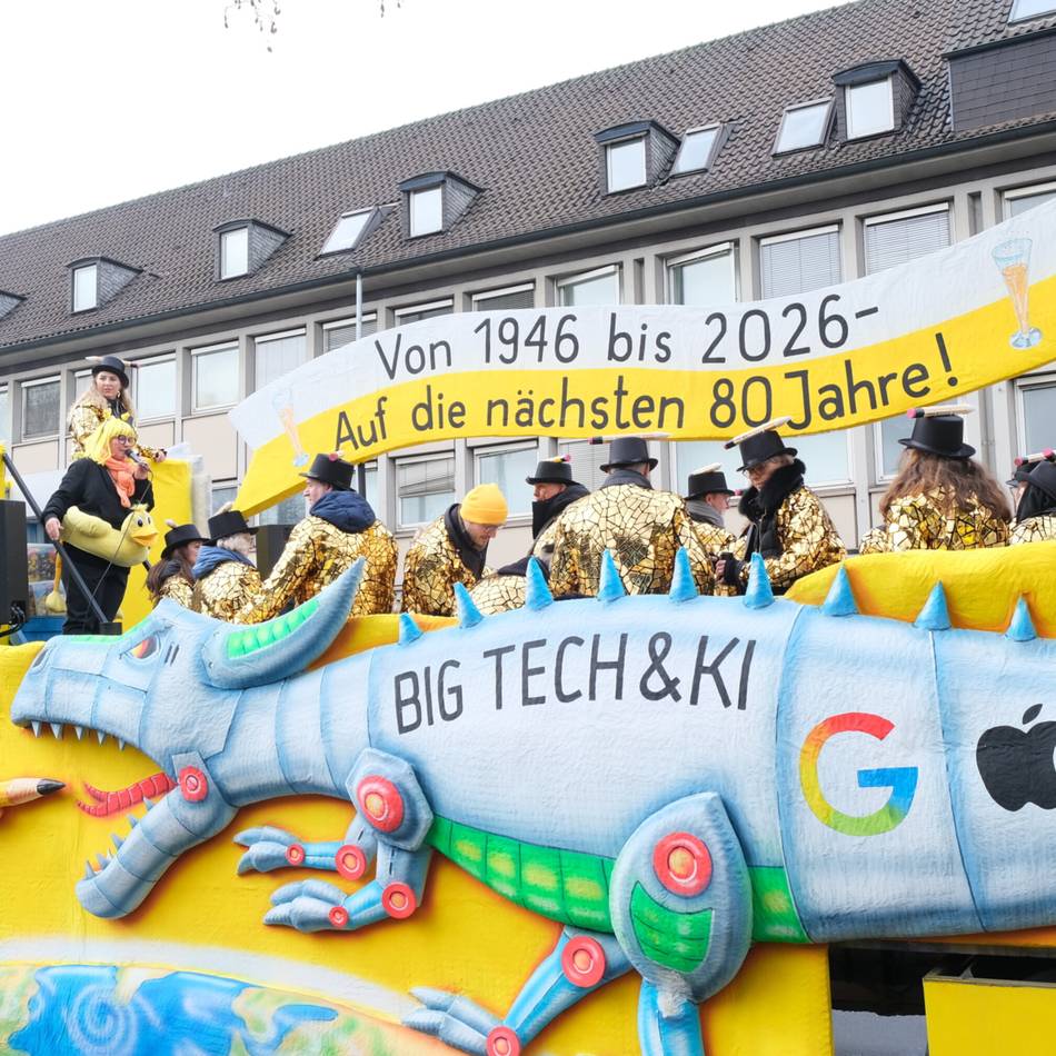 Karneval 2026 in Mönchengladbach: Regenbogen und Gummienten – auf dem RP-Wagen im Veilchendienstagszug