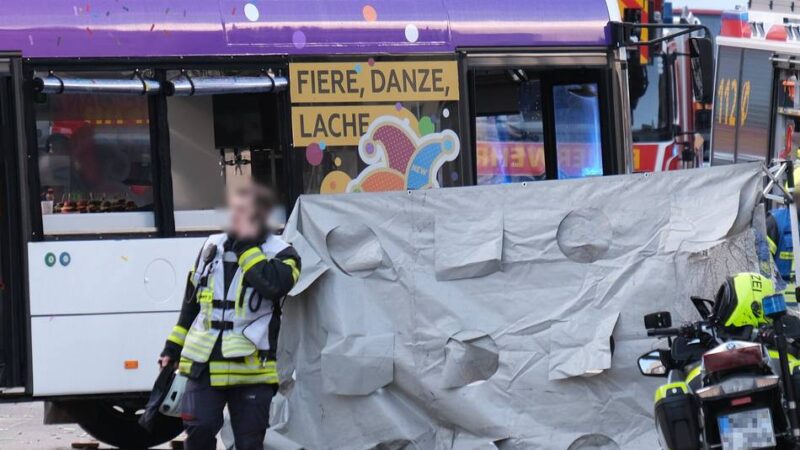 Karneval in Mönchengladbach: „Wagenengel“ (23) wurde unter Linienbus eingeklemmt