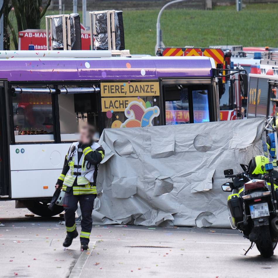 Karneval in Mönchengladbach: „Wagenengel“ (23) wurde unter Linienbus eingeklemmt
