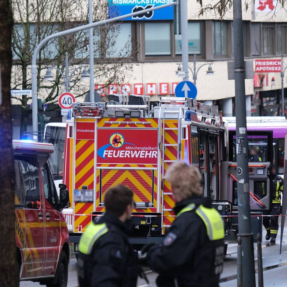 Veilchendienstagszug in Mönchengladbach: 23-Jährige weiter in Lebensgefahr – und in ein Uniklinikum verlegt