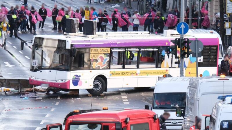 Karneval 2026 in Mönchengladbach: 23-Jährige bei Veilchendienstagszug lebensgefährlich verletzt