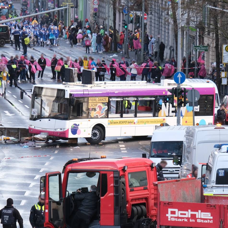 Karneval 2026 in Mönchengladbach: 23-Jährige bei Veilchendienstagszug lebensgefährlich verletzt