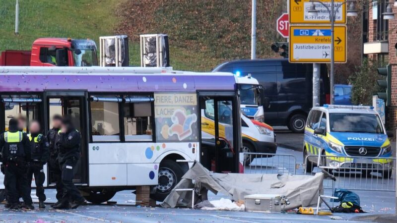 Nach Veilchendienstagszug in Mönchengladbach: „Kein Fremdverschulden“ beim Unfall der 23-Jährigen
