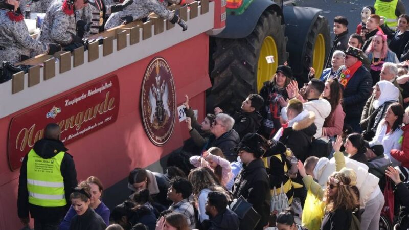 Karneval in Mönchengladbach: Borussia-Reporter machen Veilchendienstagszug für Blinde erlebbar