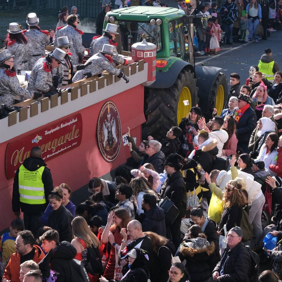 Karneval in Mönchengladbach: Borussia-Reporter machen Veilchendienstagszug für Blinde erlebbar