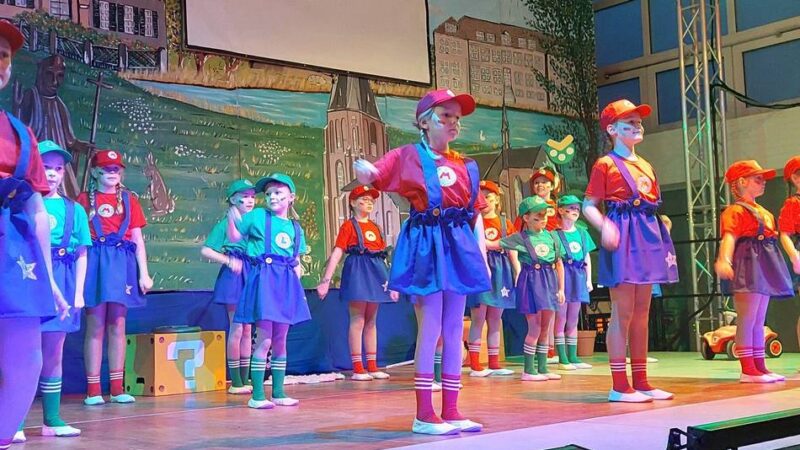 Karneval in Kleve: Dikkhöös feiern stimmungsvolle Karnevalssitzung in Rindern