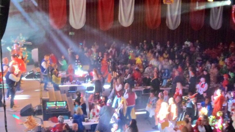 Karnevalsfamilie Homberg feiert: Von den „Tena Ladies“ bis zu den „Jeck Street Boys‘“