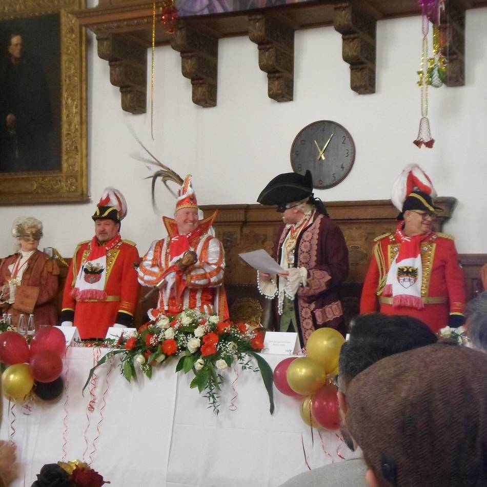 Prinzenfrühstück im Rathaus: Mythen, Masken und feinste Roben im Ratssaal