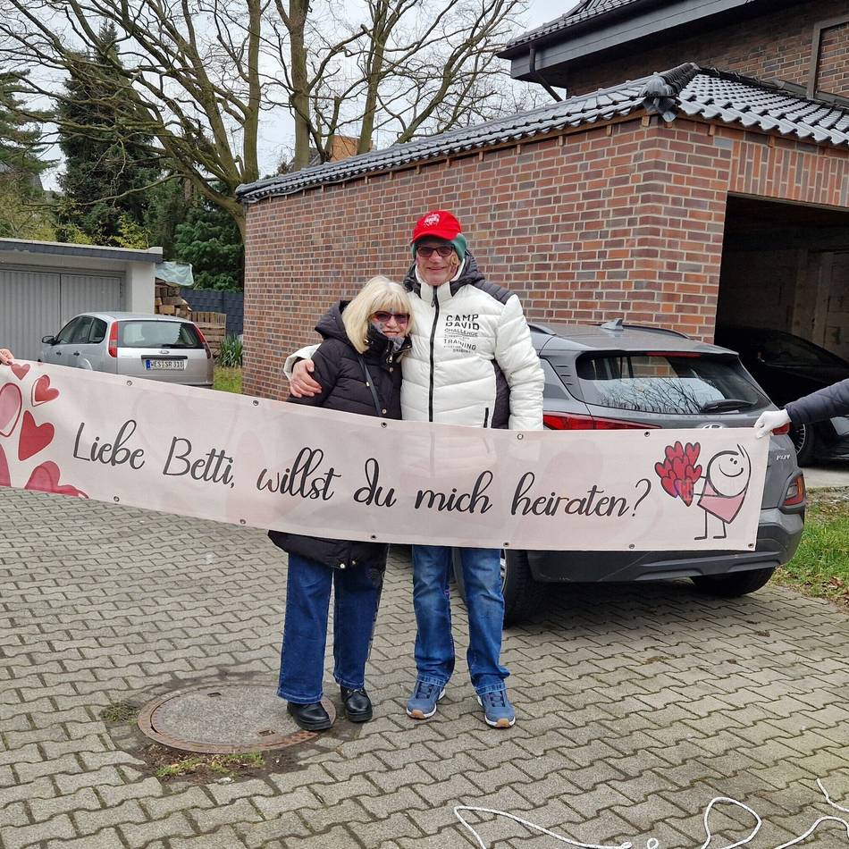 Nelkensamstagszug in Moers: Rührende Liebesgeschichte – wie Theo Betti auf offener Straße einen Antrag machte