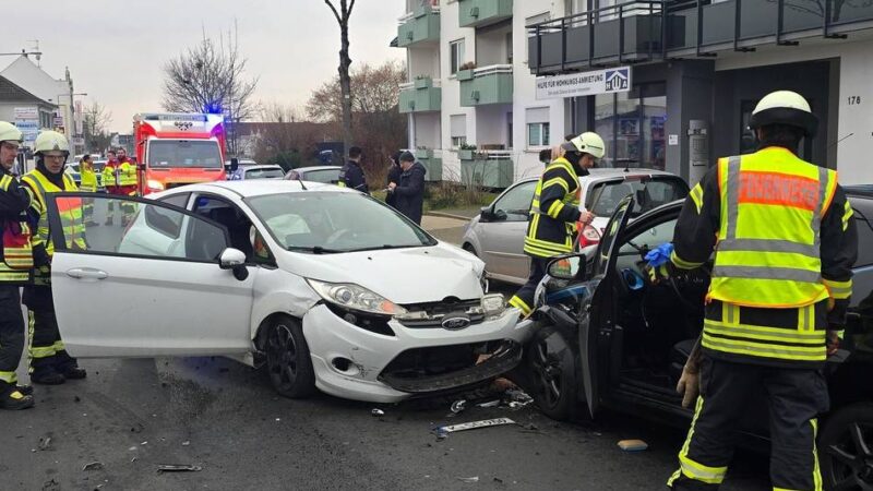 Quettinger Straße in Leverkusen: In Gegenverkehr geraten – drei Autos in Unfall verwickelt