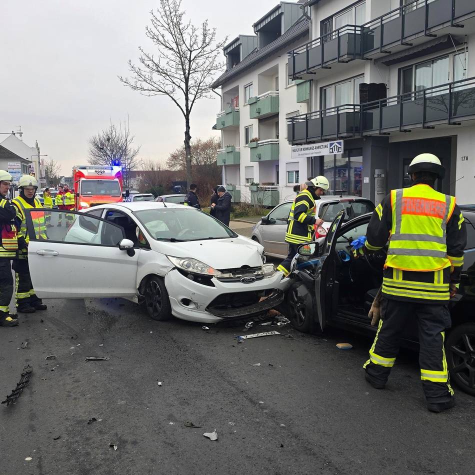 Quettinger Straße in Leverkusen: In Gegenverkehr geraten – drei Autos in Unfall verwickelt