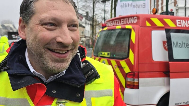 Karneval in Leverkusen – Session 2025/26: Altweibertreiben mit jecken Wievern in Opladen und weniger Jungvolk in Schlebusch