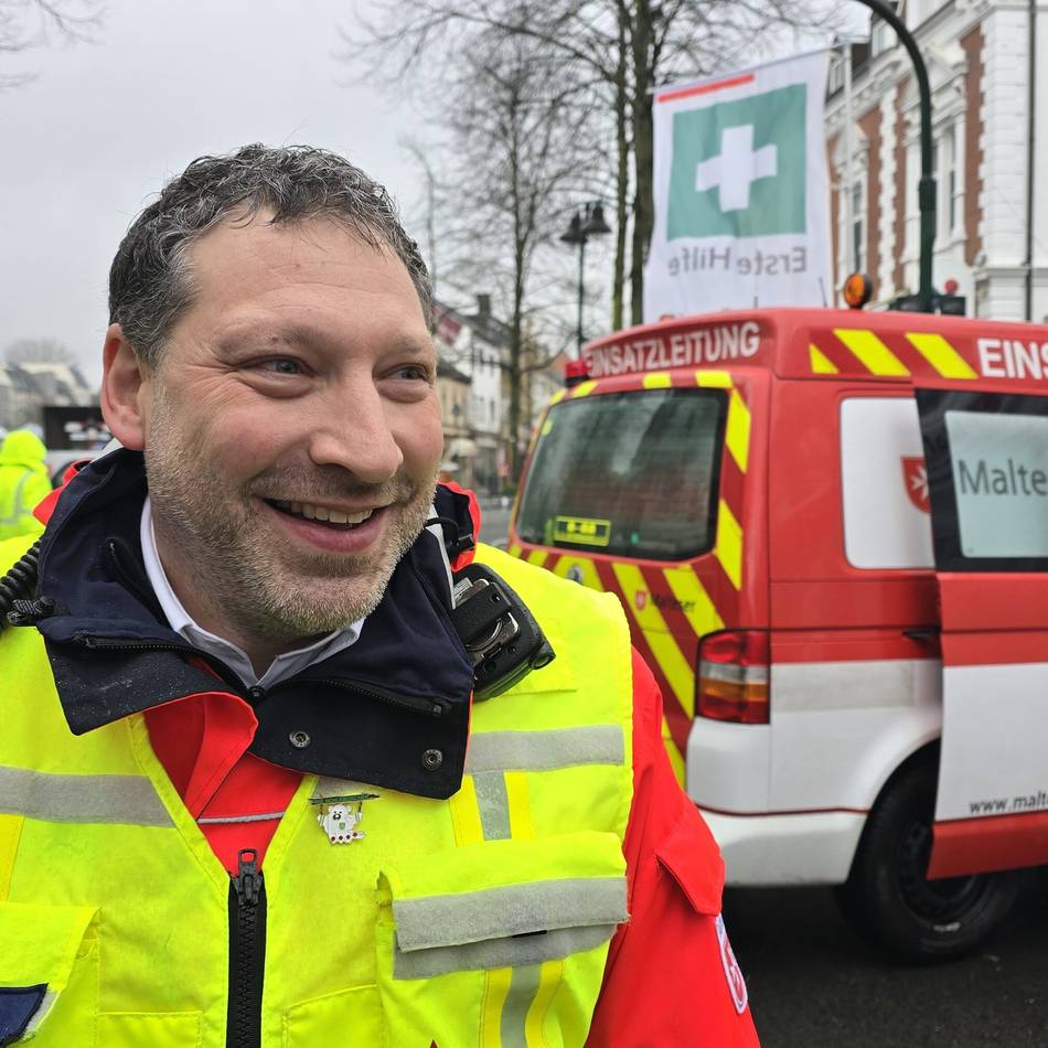 Karneval in Leverkusen – Session 2025/26: Altweibertreiben mit jecken Wievern in Opladen und weniger Jungvolk in Schlebusch