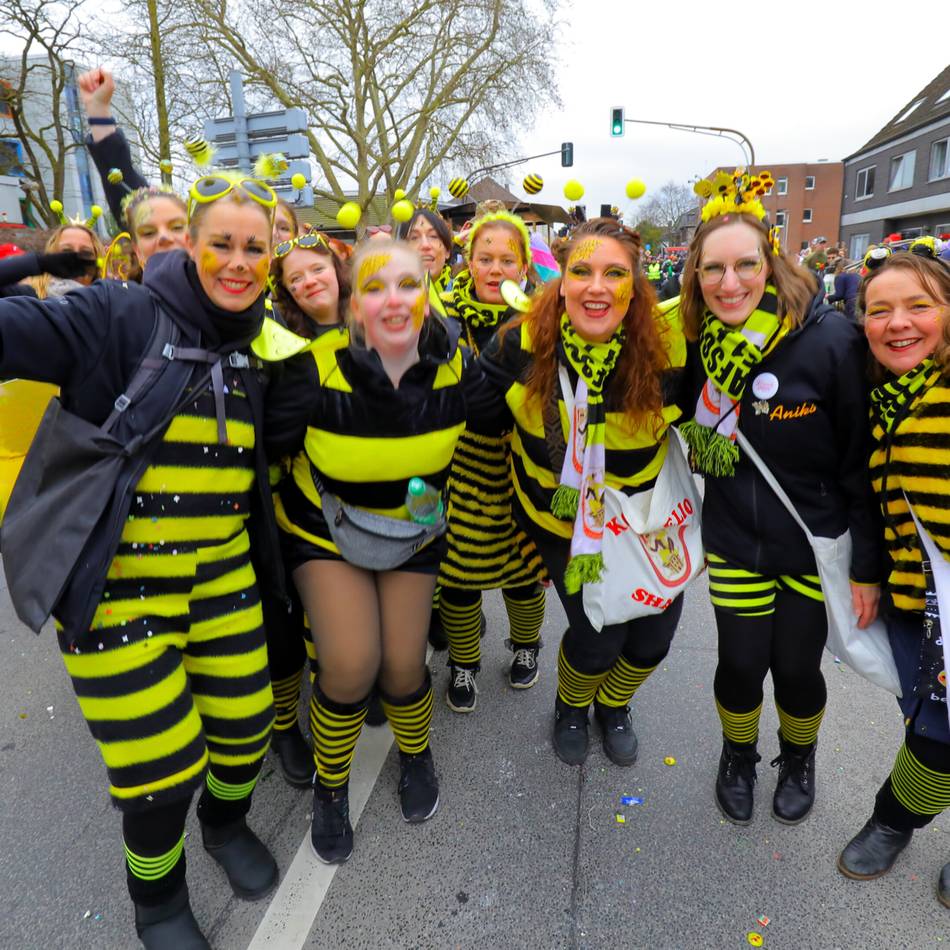 Fußgruppen und Wagen: So schön war der Nelkensamstagszug 2026