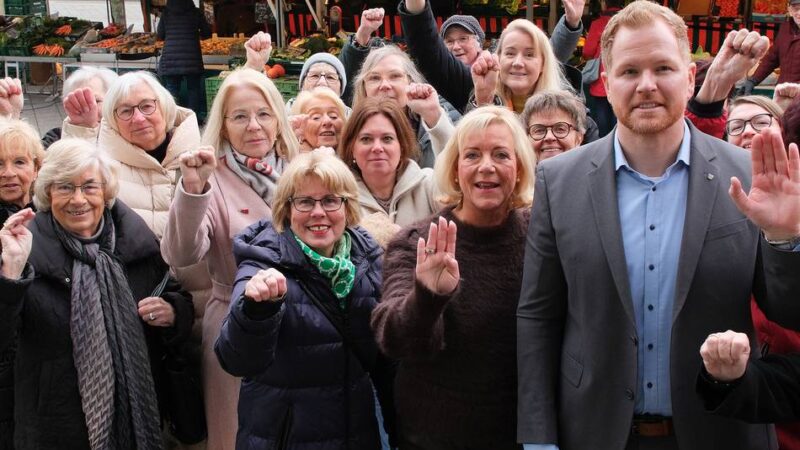 Rathausplatz Heiligenhaus: Frauen setzen stille Zeichen gegen Gewalt
