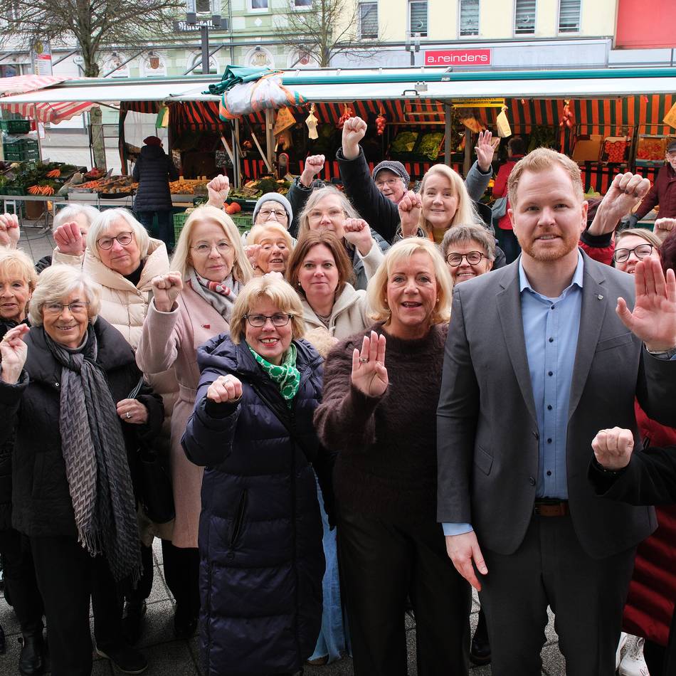 Rathausplatz Heiligenhaus: Frauen setzen stille Zeichen gegen Gewalt